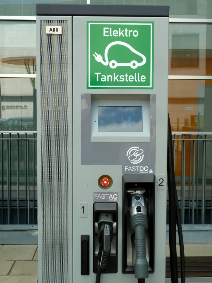 Stromtankstelle im NÖ Landhaus St. Pölten, AC (Typ 2) und DC Schnellladung (16)