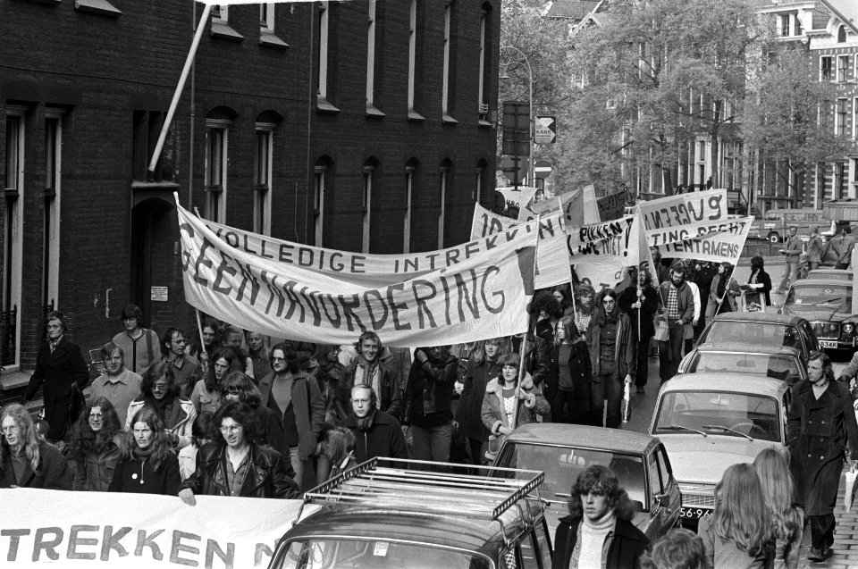 Studentendemonstratie in Amsterdam demonstranten onderweg, Bestanddeelnr 927-1439