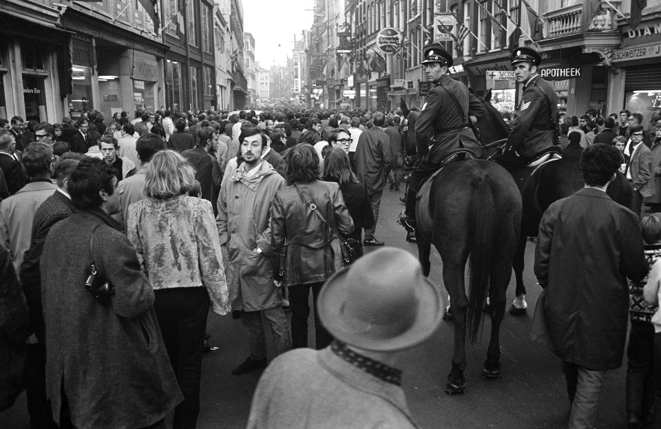 Studenten-demonstraties in Amsterdam enkele studenten bezetten Nationaal Monumen, Bestanddeelnr 921-7920