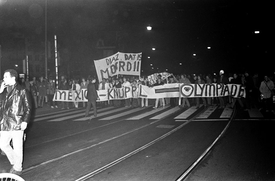 Studenten-demonstraties in Amsterdam vanaf de Dam vertrok een groep studenten ge, Bestanddeelnr 921-7918