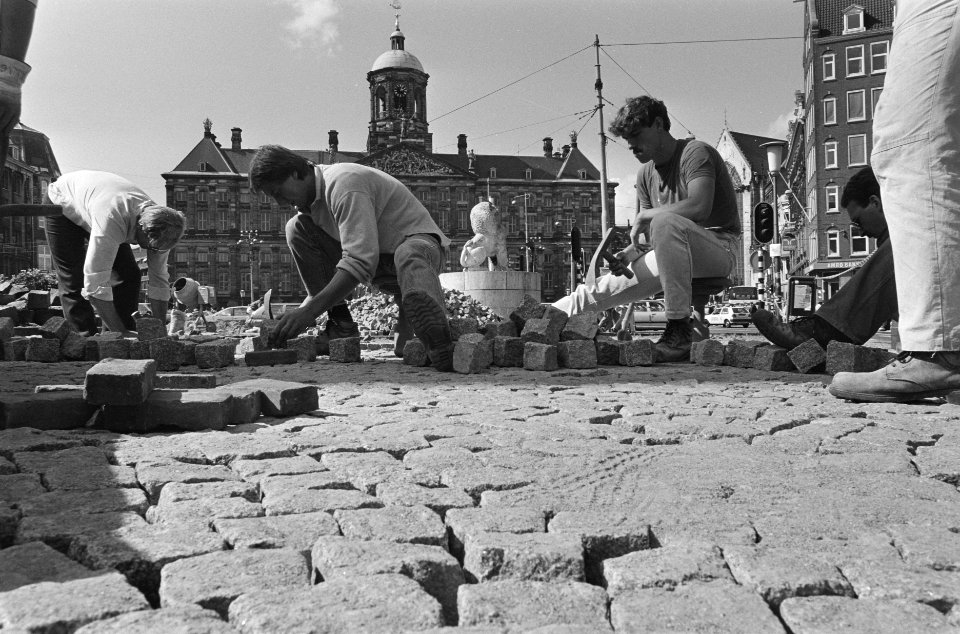 Stratenmakers op de Amsterdamse Dam zijn bezig met het vernieuwen van het plavei, Bestanddeelnr 933-7540
