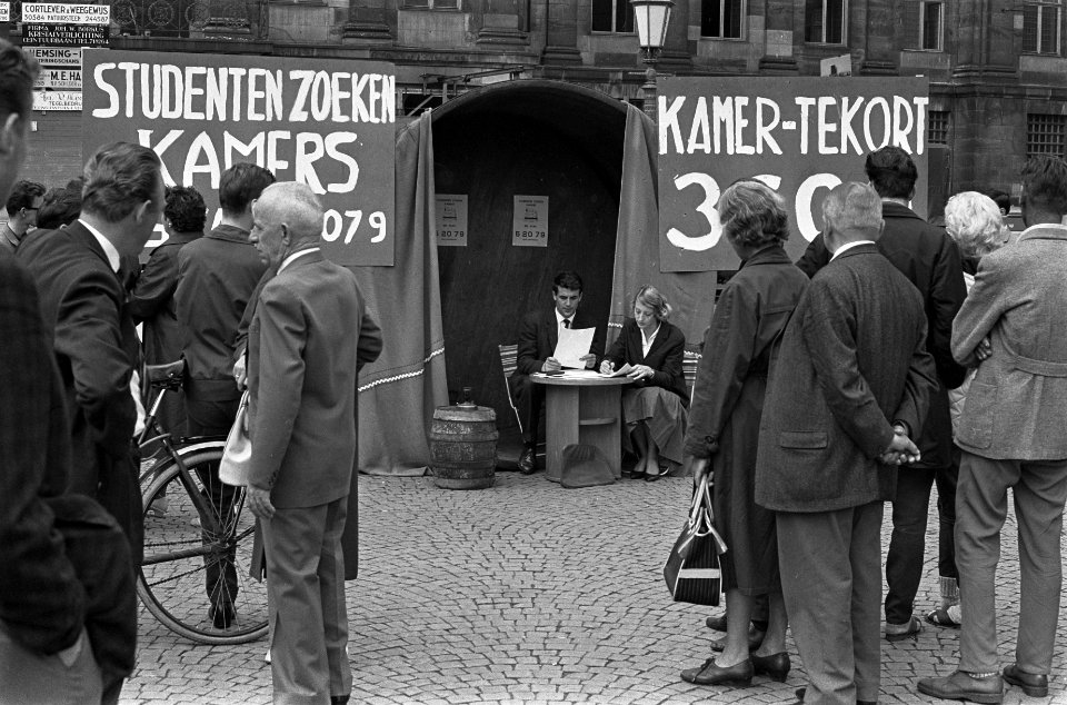Studenten zoeken kamers Johan Bloem bivakkeert in ton op de Dam, Bestanddeelnr 915-3237