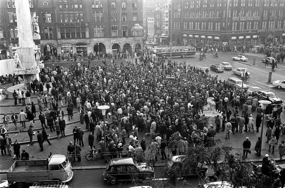 Studenten-demonstraties in Amsterdam veel mensen op de Dam om te komen demonstre, Bestanddeelnr 921-7915