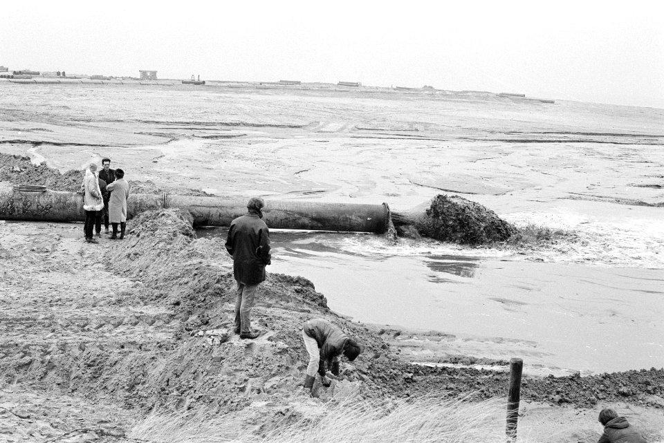 Strand van Hoek van Holland wordt opgespoten, Bestanddeelnr 924-2788