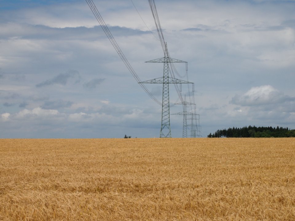 Strommast mit Kornfeld und Wolken (02)