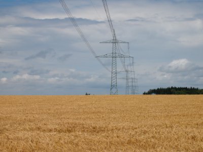 Strommast mit Kornfeld und Wolken (02)