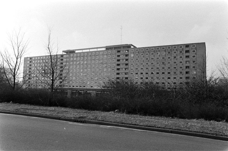 Studentenflat Zilverberg in Amsterdam-Noord vertoont grote gebreken en moet mi, Bestanddeelnr 931-9736