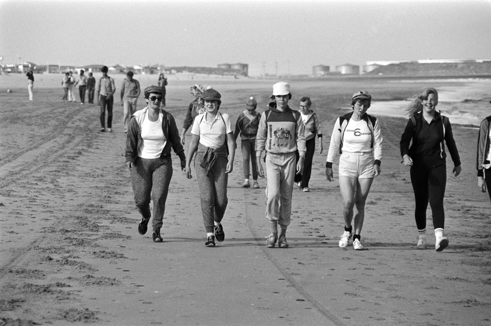 Strandzesdaagse in Hoek van Holland gestart deelnemers op het strand, Bestanddeelnr 931-6059