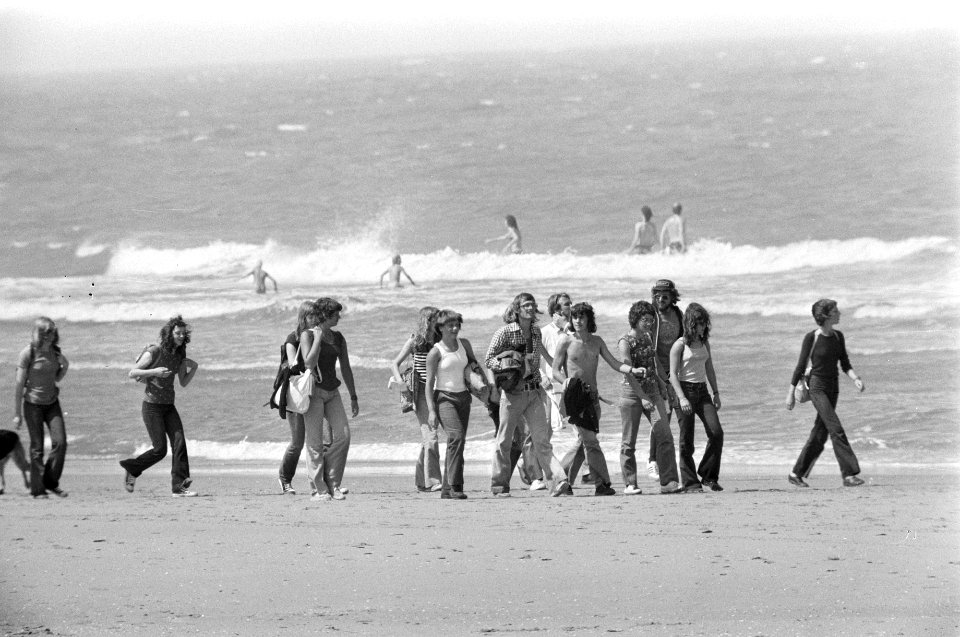 Strandzesdaagse in Hoek van Holland van start een groep wandelaars bij Kijkduin, Bestanddeelnr 927-3424