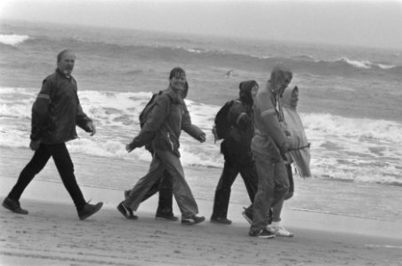 Strandzesdaagse, start in Hoek van Holland wandelaars regen en wind, Bestanddeelnr 933-3817