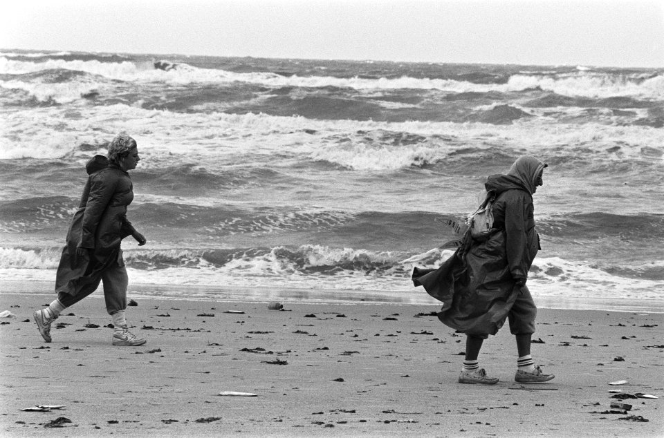 Strandzesdaagse vierde dag (Castricum) wandelaars in regen en wind, Bestanddeelnr 933-7163