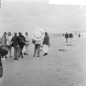 Strandzesdaagse van Wassenaar naar Noordwijk, tweede etappe wandelaars bij Katwi, Bestanddeelnr 918-0348