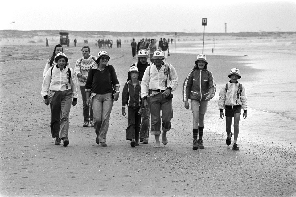 Strandzesdaagse van start, wandelen, Bestanddeelnr 932-2571