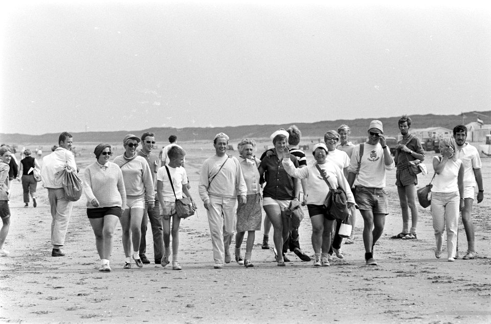 Strandzesdaagse van start in Hoek van Holland . De wandelaars op weg, Bestanddeelnr 921-5460
