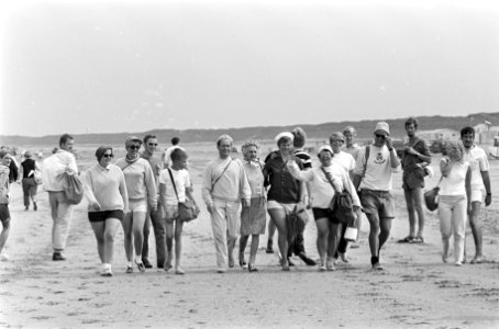 Strandzesdaagse van start in Hoek van Holland . De wandelaars op weg, Bestanddeelnr 921-5460