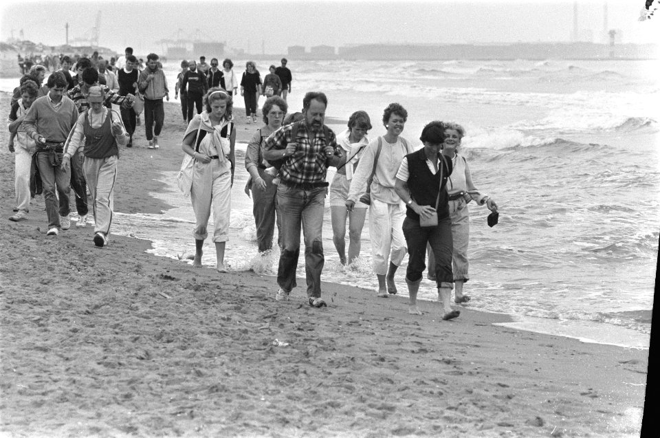 Strandzesdaagse van start gegaan wandelaars onderweg bij Hoek van Holland, Bestanddeelnr 933-0369