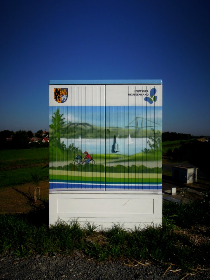 Stromverteilerkasten mit Auftragsgraffiti am Westkopf der Neuseenbrücke im August 2017