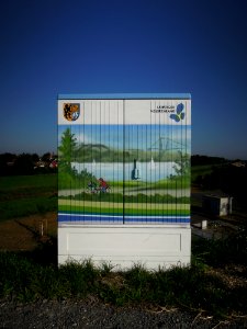 Stromverteilerkasten mit Auftragsgraffiti am Westkopf der Neuseenbrücke im August 2017