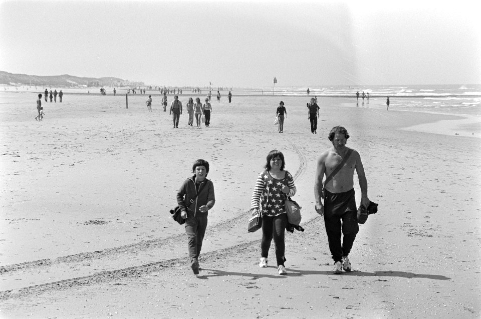 Strandzesdaagse in Hoek van Holland van start wandelaars onderweg, Bestanddeelnr 927-3428
