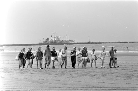 Strandzesdaagse van start in Hoek van Holland . De wandelaars op weg, Bestanddeelnr 921-5459