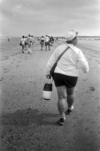 Strandzesdaagse van start in Hoek van Holland . Een van de deelneemsters doet he, Bestanddeelnr 921-5461