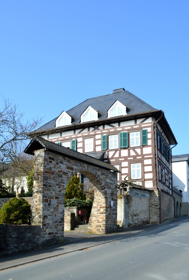 Strinz-Trinitatis, Scheidertalstraße 8 (1)