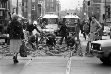 Stratenmakers bezig in Vondelparkbuurt na opruimen van barricades in de Constan, Bestanddeelnr 930-7028