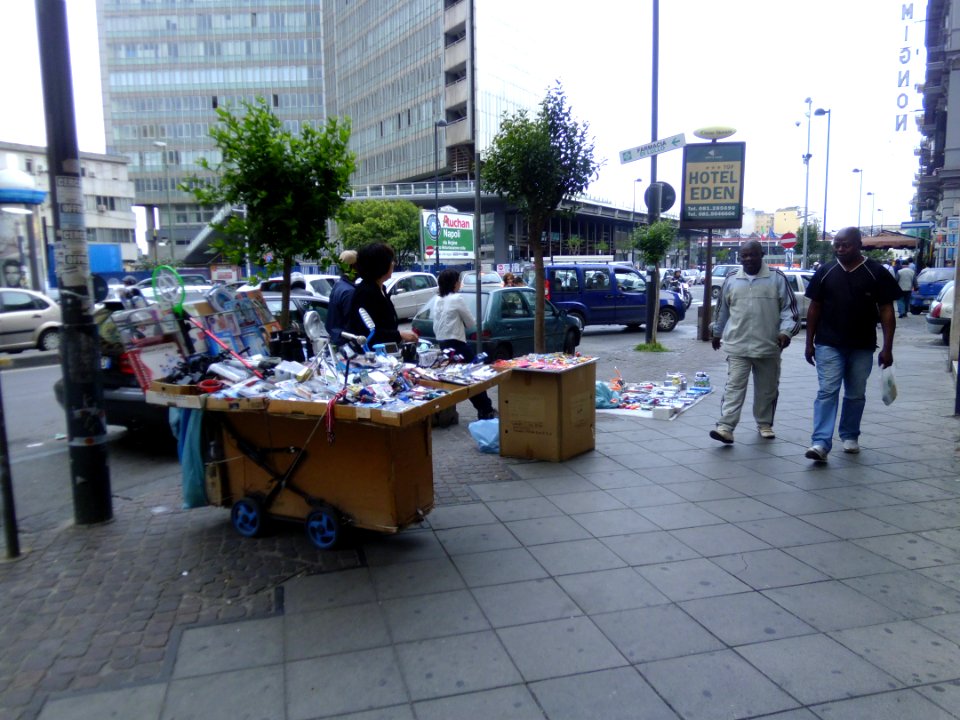 Strassenhändler in Hauptbahnhof-Nähe