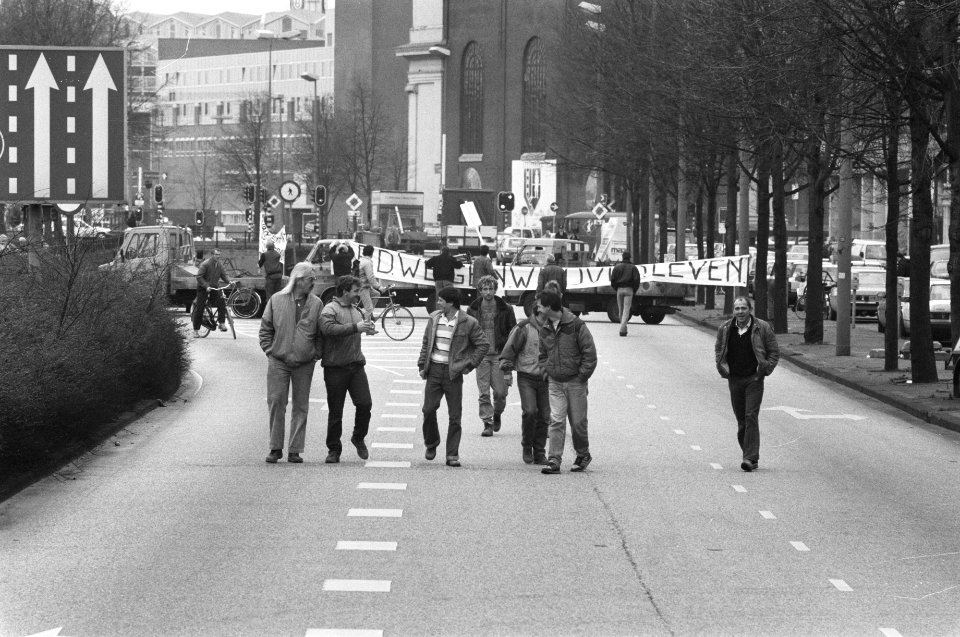 Stratenmakers van gemeente Amsterdam blokkeren doorgangen Mr. Visserplein, Bestanddeelnr 934-3644