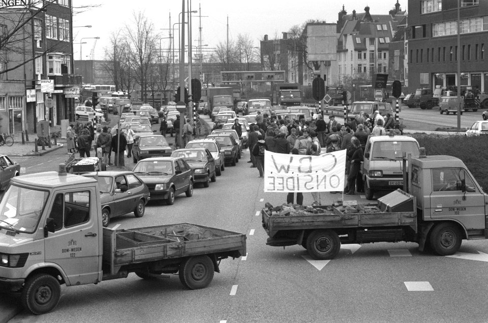 Stratenmakers van gemeente Amsterdam blokkeren doorgangen Mr. Visserplein, Bestanddeelnr 934-3645