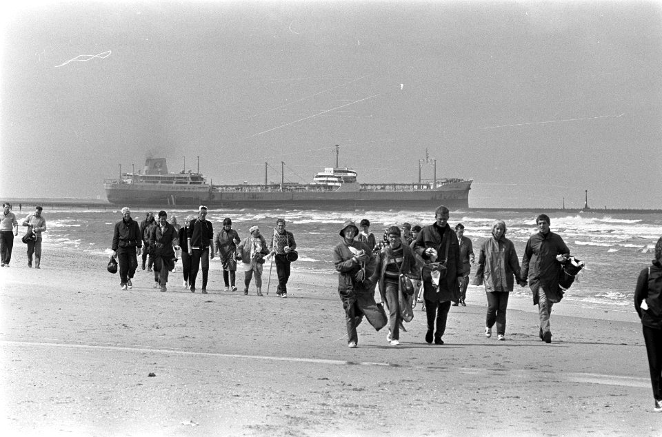 Strand zesdaagse, de start bij Hoek van Holland (op achtergrond tankschip op de , Bestanddeelnr 919-4151