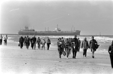 Strand zesdaagse, de start bij Hoek van Holland (op achtergrond tankschip op de , Bestanddeelnr 919-4151