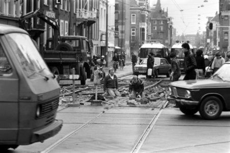 Stratenmakers bezig in Vondelparkbuurt na opruimen van barricades in de Constan, Bestanddeelnr 930-7026