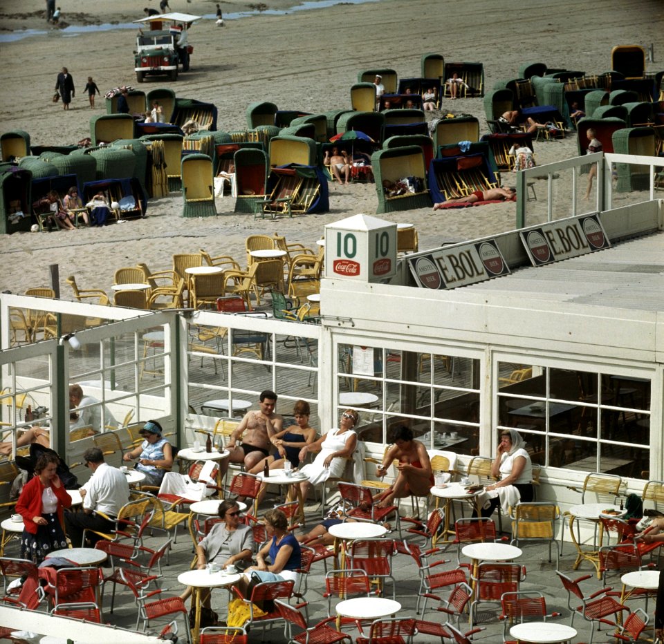 Strandgenoegens zonnende badgasten op een strandterras, Bestanddeelnr 254-7320