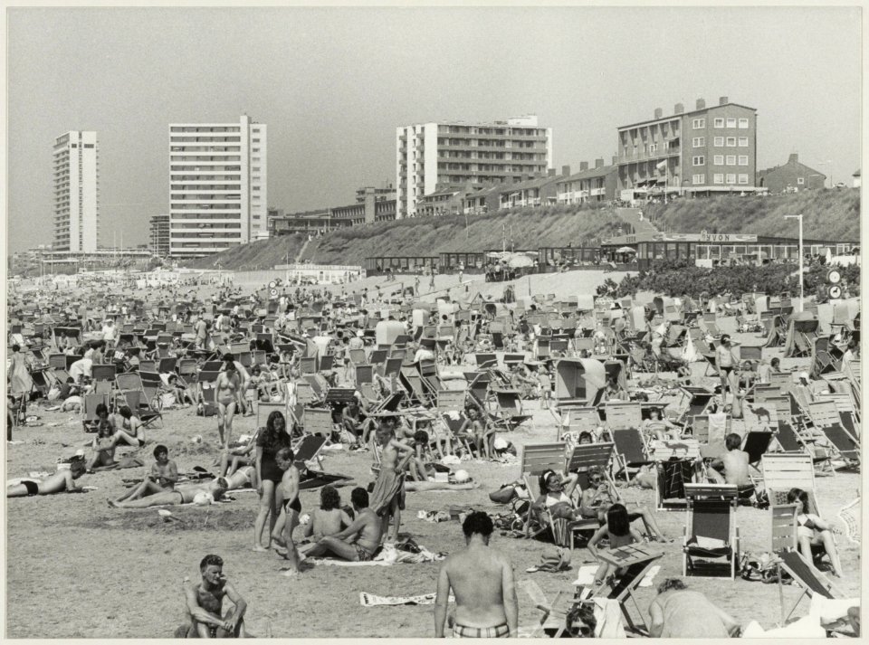 Strand ter hoogte van de Boulevard Paulus Loot, ziende naar het noorden en links Hotel Bouwes. NL-HlmNHA 54012252