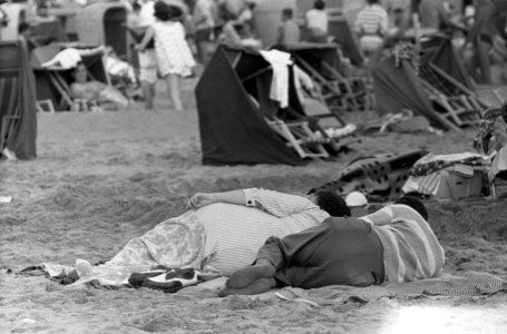Strandfanfare van Zandvoort treedt weer op, de zon maakt slaperig, Bestanddeelnr 911-5000
