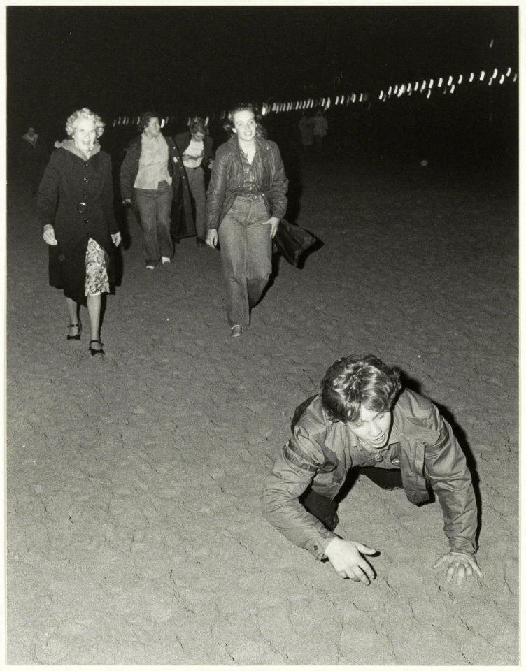 Strand van Zandvoort bij avond kruipend over de finish na de wandeltocht. NL-HlmNHA 54005836