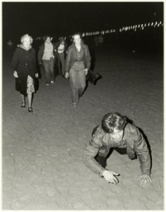 Strand van Zandvoort bij avond kruipend over de finish na de wandeltocht. NL-HlmNHA 54005836