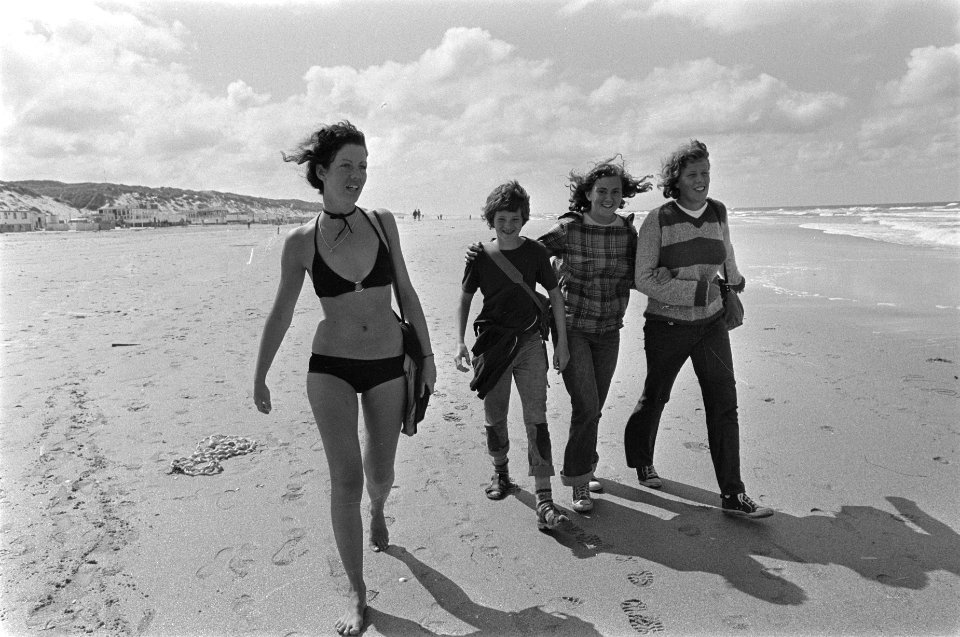 Strandzesdaagse, vierde dag, deelnemers onder andere in bikini onderweg, Bestanddeelnr 928-7120