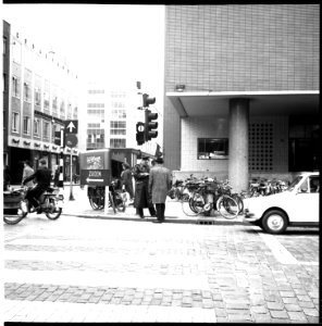 Streng politie optreden tegen zebra-zondaars bij de Meent 1963