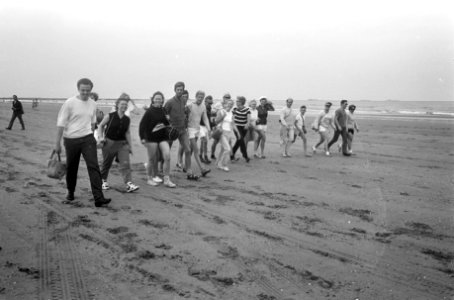 Strandzesdaagse van start in Hoek van Holland . Een van de deelneemsters doet he, Bestanddeelnr 921-5462