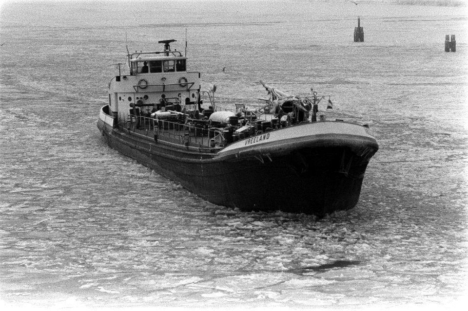 Strenge vorst overlast voor de scheepvaart. Binnenvaartschip door ijs bij Oranje, Bestanddeelnr 931-8684