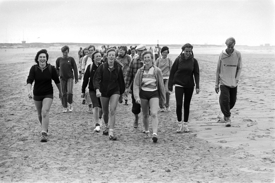Strandzesdaagse van start, wandelen, Bestanddeelnr 932-2570