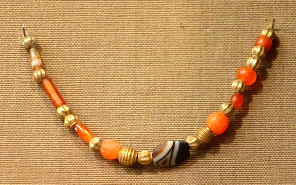 String of beads, Nippur, Area TB, Ur III period, 2100-2000 BC, gold, carnelian, agate - Oriental Institute Museum, University of Chicago - DSC07314