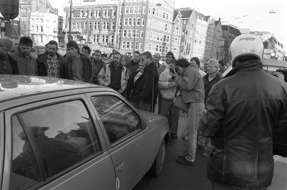 Stratenmakers van gemeente blokkeren het Rokin in Amsterdam, Bestanddeelnr 934-3728
