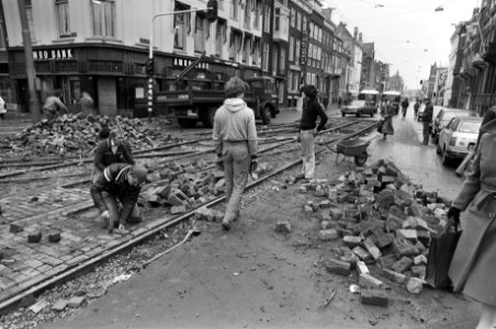 Stratenmakers bezig in Vondelparkbuurt na opruimen van barricades in de Constan, Bestanddeelnr 930-7027