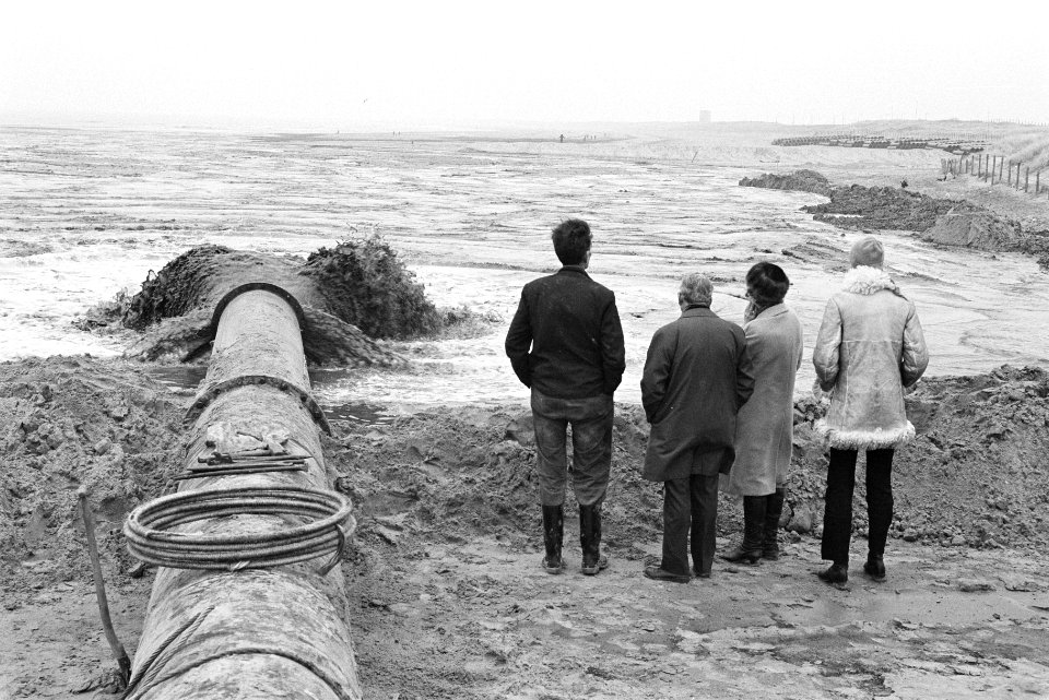 Strand van Hoek van Holland wordt opgespoten, Bestanddeelnr 924-2789