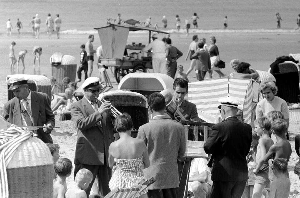 Strandfanfare van Zandvoort treedt weer op, drukte op het strand, Bestanddeelnr 911-4999