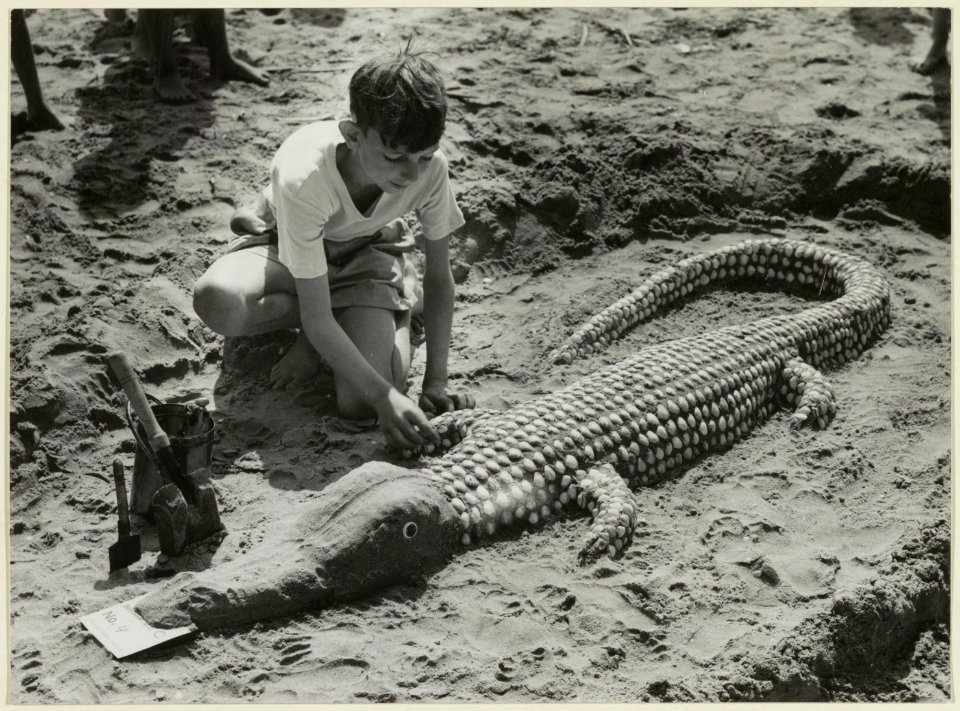 Strand Zandbouwwedstrijd voor grote kinderen op 22 juli 1952. NL-HlmNHA 54004631