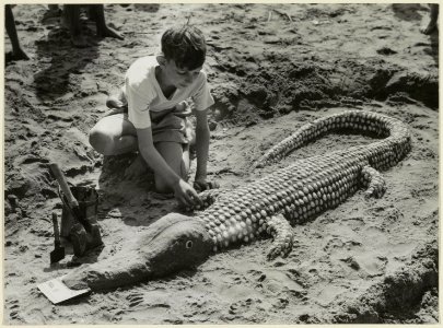 Strand Zandbouwwedstrijd voor grote kinderen op 22 juli 1952. NL-HlmNHA 54004631